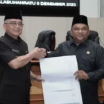 Wakil Bupati Sukabumi Iyos Somantri dan Wakil Ketua I DPRD Kabupaten Sukabumi Budi Azhar saat menunjukan berita acara kesepakatan terkait Propemperda 2024. (Sumber : Dok. DPRD)