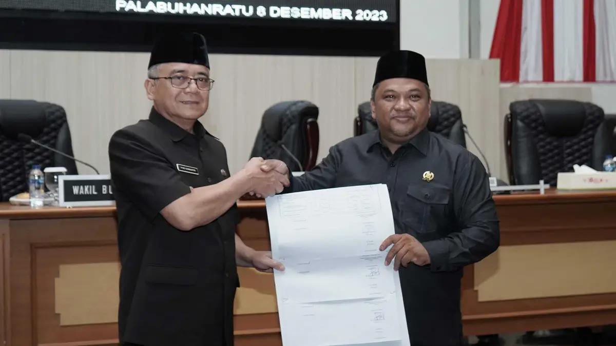 Wakil Bupati Sukabumi Iyos Somantri dan Wakil Ketua I DPRD Kabupaten Sukabumi Budi Azhar saat menunjukan berita acara kesepakatan terkait Propemperda 2024. (Sumber : Dok. DPRD)