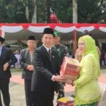 Anggota DPRD Kabupaten Sukabumi, Teddy Setiadi saat menyerahkan bantuan seusai upacara Hari Juang Siliwangi 2023 di Bojongkokosan Sukabumi.