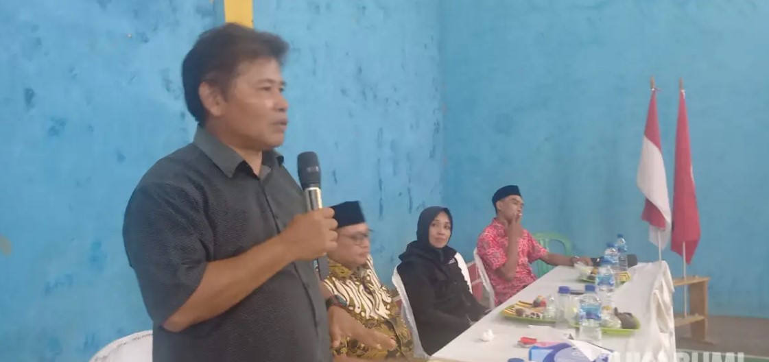 Anggota DPRD Kabupaten Sukabumi Anang Janur saat mendampingi Jaenudin dalam reses di Kecamatan Cimanggu.
