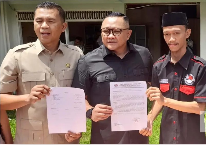 Ketua DPRD Kab. Sukabumi Yudha Sukmagara, Ketua Komisi IV DPRD Kab. Sukabumi Hera Iskandar, Ketua FPHI Suherman di acara musyawarah kerja guru dan tenaga kependidikan honorer